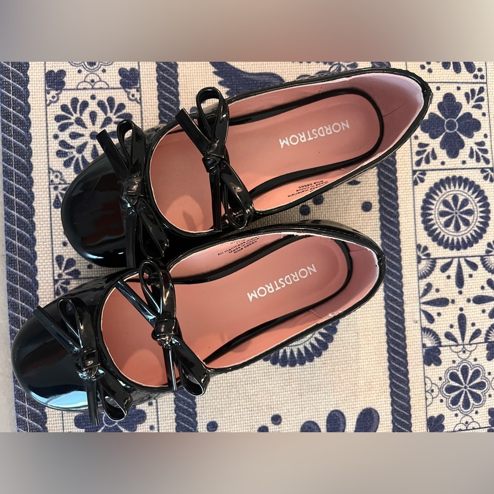 Nordstrom Black Flats with Patent Finish - Picture 1 of 3